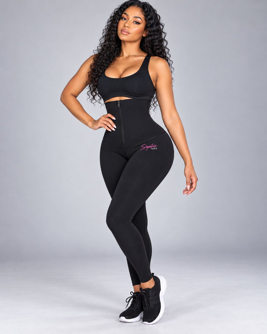Femme portant le leggaine MWT, legging noir taille haute à gaine zippée, avec une brassière noire